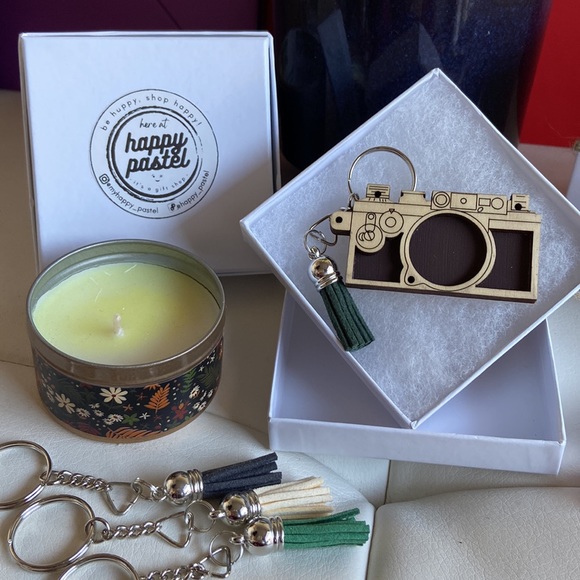 Personalized Wooden CAMERA 3D Keychain with Tassel / Fridge Magnet - Picture 4 of 7